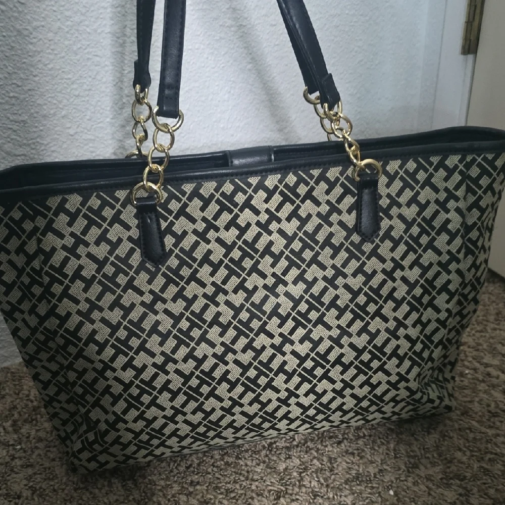 Tommy Hilfiger TH Patterned Black & Tan W/ Gold Hardware Large Tote (EUC)✨️🖤✨